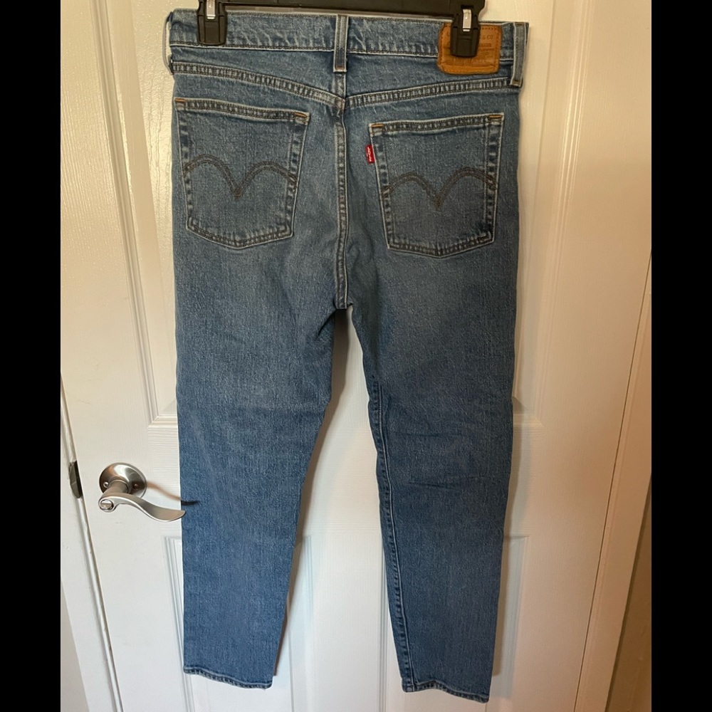 Levi Wedgie blue Jean size 28- like new condition